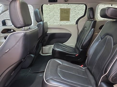 Used 2023 Chrysler Pacifica Limited image 14