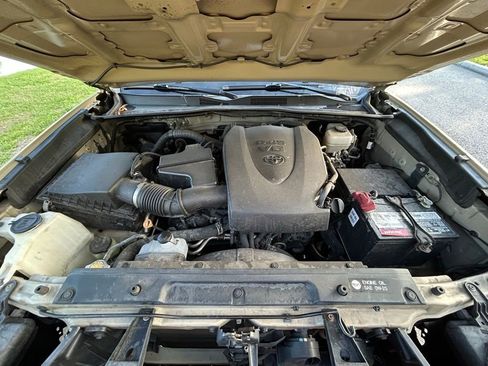 Used 2017 Toyota Tacoma TRD Sport AWD/4WD image 12
