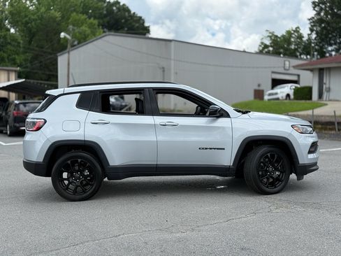 Used 2026 Jeep Compass Latitude AWD/4WD image 8