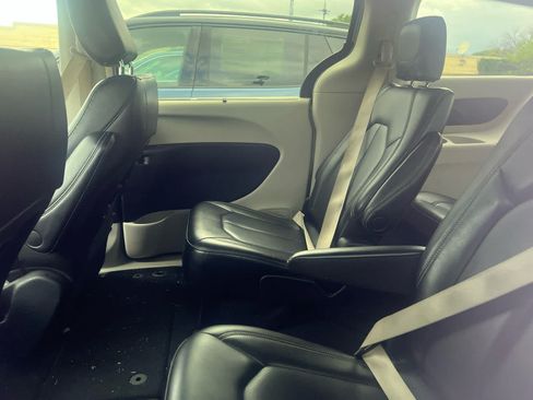 Used 2023 Chrysler Pacifica Touring-L FWD image 5