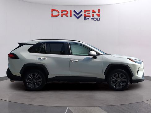 Used 2022 Toyota RAV4 XLE Premium AWD/4WD image 6