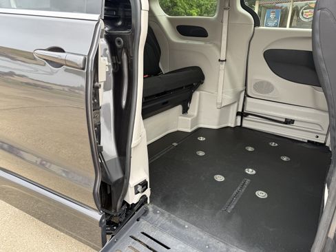 Used 2022 Chrysler Voyager LX FWD image 30