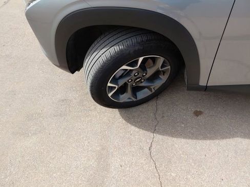 Used 2025 Chevrolet Trax LT image 32