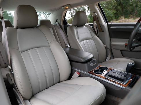Used 2010 Chrysler 300 C w/ Luxury Group II RWD image 16