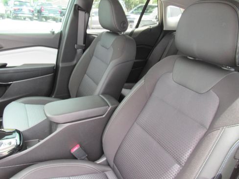 Used 2025 Chevrolet Trax LT w/ Sunroof Package FWD image 20