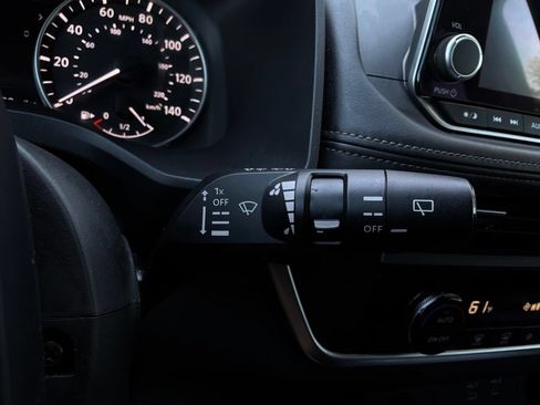 Used 2025 Nissan Rogue SV AWD/4WD image 38