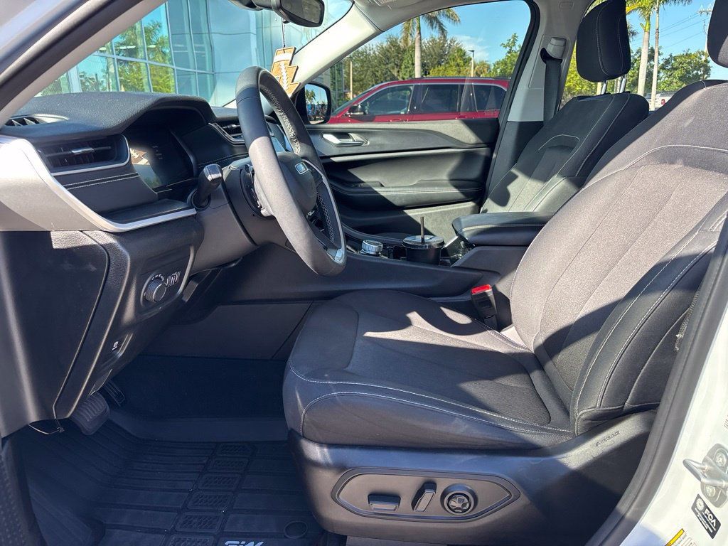 Used 2023 Jeep Grand Cherokee L Laredo RWD image 6