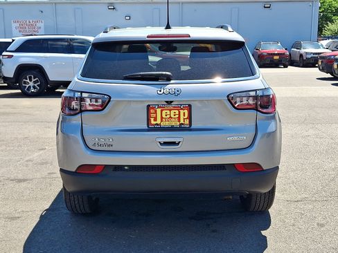 Used 2022 Jeep Compass Latitude w/ Convenience Group AWD/4WD image 5