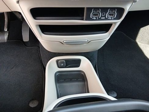 Used 2024 Chrysler Pacifica Touring-L FWD image 35