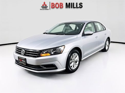 Used 2018 Volkswagen Passat 2.0T S image 3