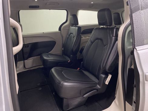 Used 2024 Chrysler Pacifica Touring-L image 15