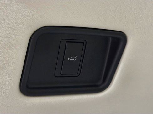 Certified 2025 Land Rover Range Rover Long Wheelbase SE AWD/4WD image 10