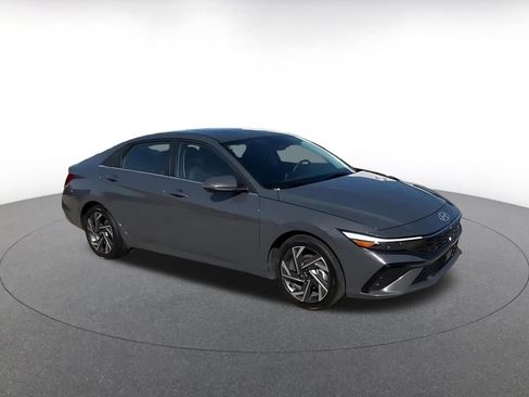 Used 2025 Hyundai Elantra Limited image 2
