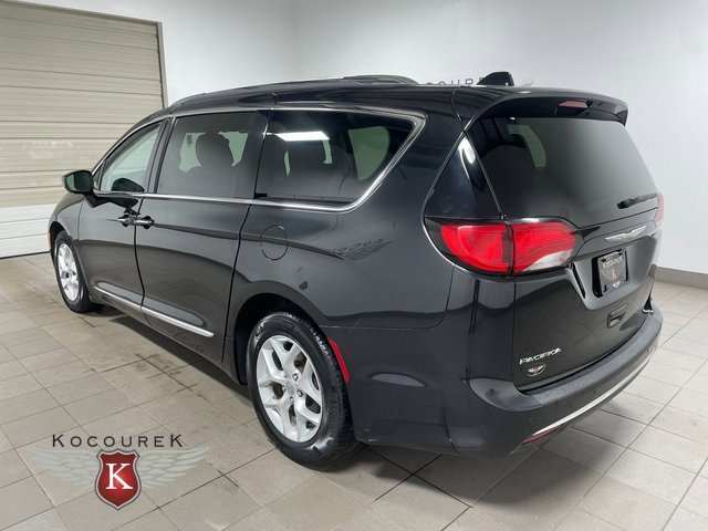 Used 2017 Chrysler Pacifica Touring-L Plus w/ Uconnect Theatre Group FWD image 4