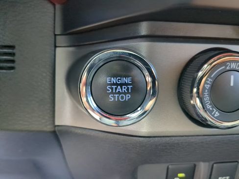 Used 2019 Toyota Tacoma TRD Off-Road AWD/4WD image 32