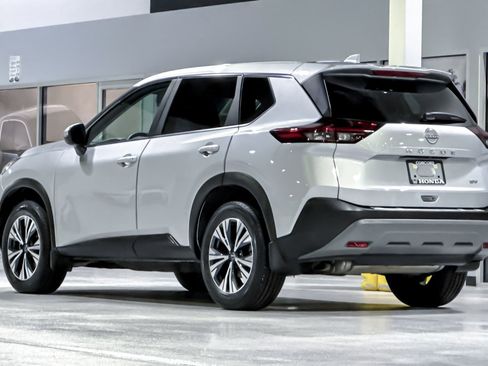 Used 2023 Nissan Rogue SV FWD image 3