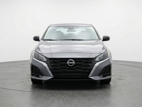 Used 2025 Nissan Altima 2.5 SV FWD image 2