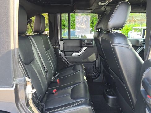 Used 2017 Jeep Wrangler Unlimited Rubicon AWD/4WD image 12