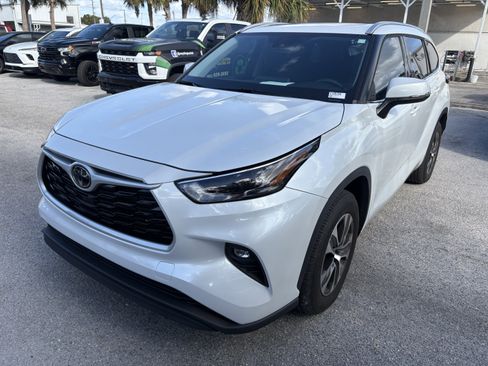 Used 2022 Toyota Highlander XLE image 3