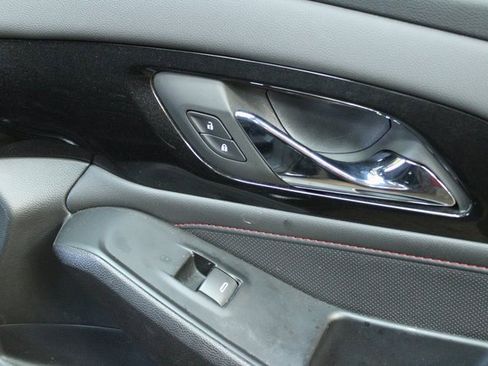 Used 2023 Chevrolet Traverse RS image 9