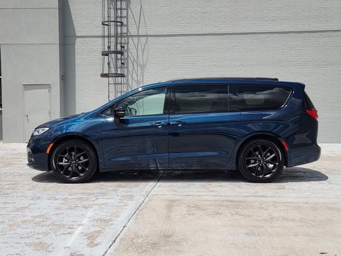 Used 2025 Chrysler Pacifica Limited FWD image 5