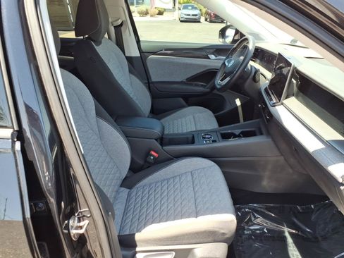 Certified 2025 Volkswagen Tiguan S FWD image 10