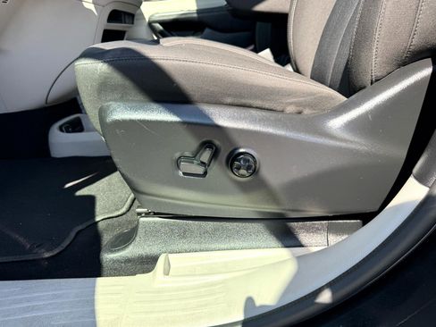 Used 2023 Chrysler Voyager LX image 12