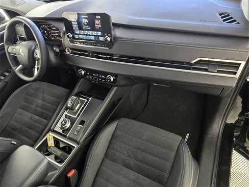 Used 2023 Mitsubishi Outlander SE image 17