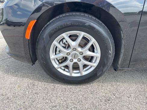 Certified 2023 Chrysler Pacifica Touring-L FWD image 37