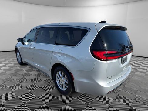 Used 2024 Chrysler Pacifica Touring-L image 5
