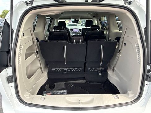 Used 2023 Chrysler Pacifica Touring-L AWD/4WD image 16