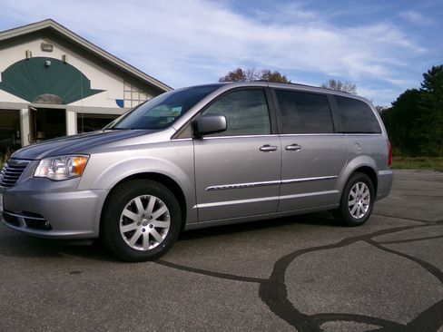 Used 2016 Chrysler Town & Country Touring image 10