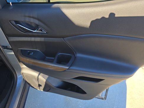 Used 2023 GMC Acadia SLE image 16