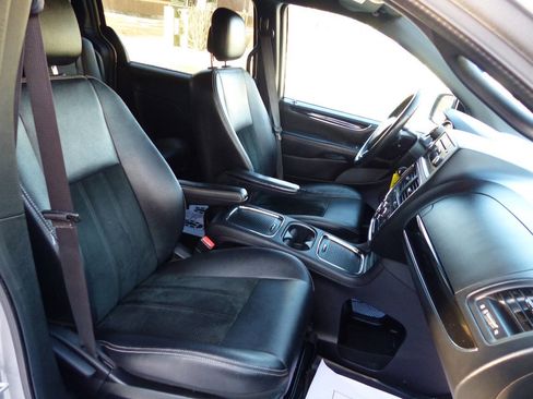 Used 2016 Dodge Grand Caravan SXT image 38
