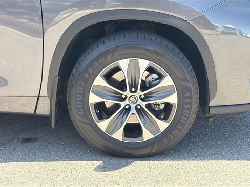 Used 2023 Toyota Highlander XLE AWD/4WD image 35