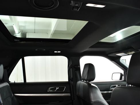 Used 2019 Ford Explorer XLT w/ Equipment Group 202A AWD/4WD image 18