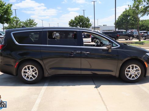 Used 2023 Chrysler Pacifica Touring-L FWD image 2