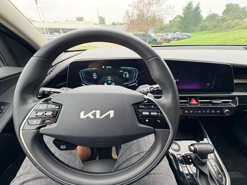 Used 2025 Kia Niro EX FWD image 13