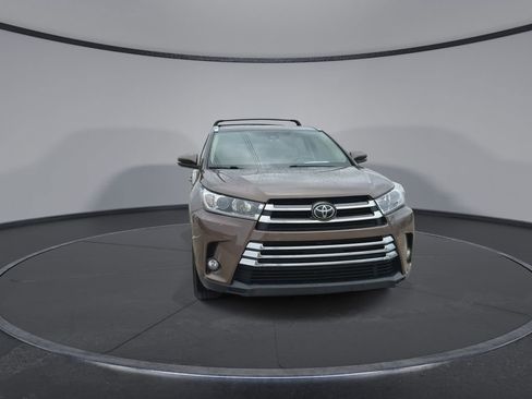 Used 2017 Toyota Highlander Limited image 3