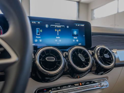 Used 2026 Mercedes-Benz GLB 250 4MATIC image 33