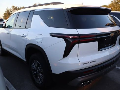Used 2025 Chevrolet Traverse LT FWD image 3