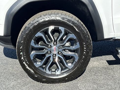 New 2026 GMC Canyon Denali w/ LPO, Black Badging Package AWD/4WD image 16