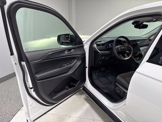 Used 2023 Jeep Grand Cherokee Laredo AWD/4WD image 8
