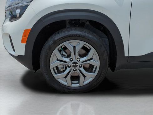Used 2025 Kia Seltos LX AWD/4WD image 24