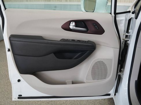 Used 2017 Chrysler Pacifica Limited w/ UConnect Theater Package FWD image 26