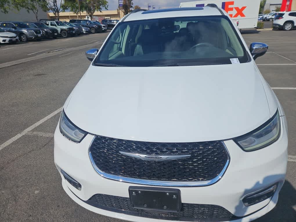 Used 2023 Chrysler Pacifica Limited FWD image 2