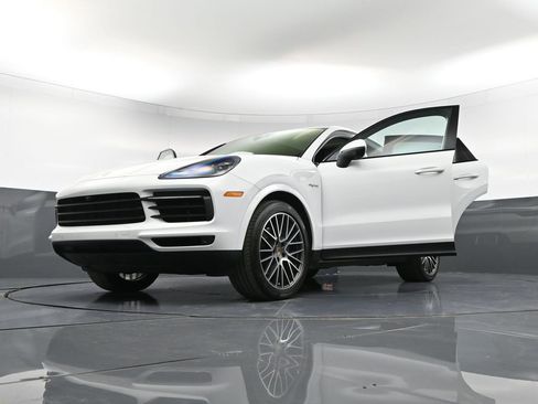 Certified 2022 Porsche Cayenne E-Hybrid Coupe image 40