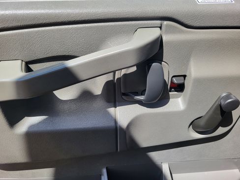 Used 2017 GMC Savana 3500 RWD image 18