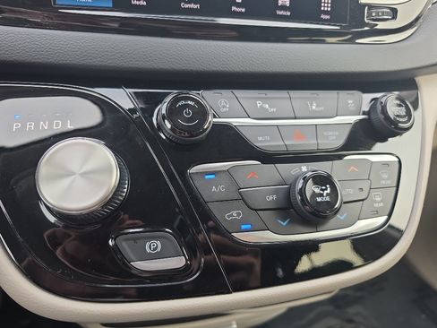 Used 2023 Chrysler Pacifica Touring-L FWD image 26