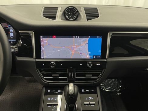 Used 2022 Porsche Macan Base image 14